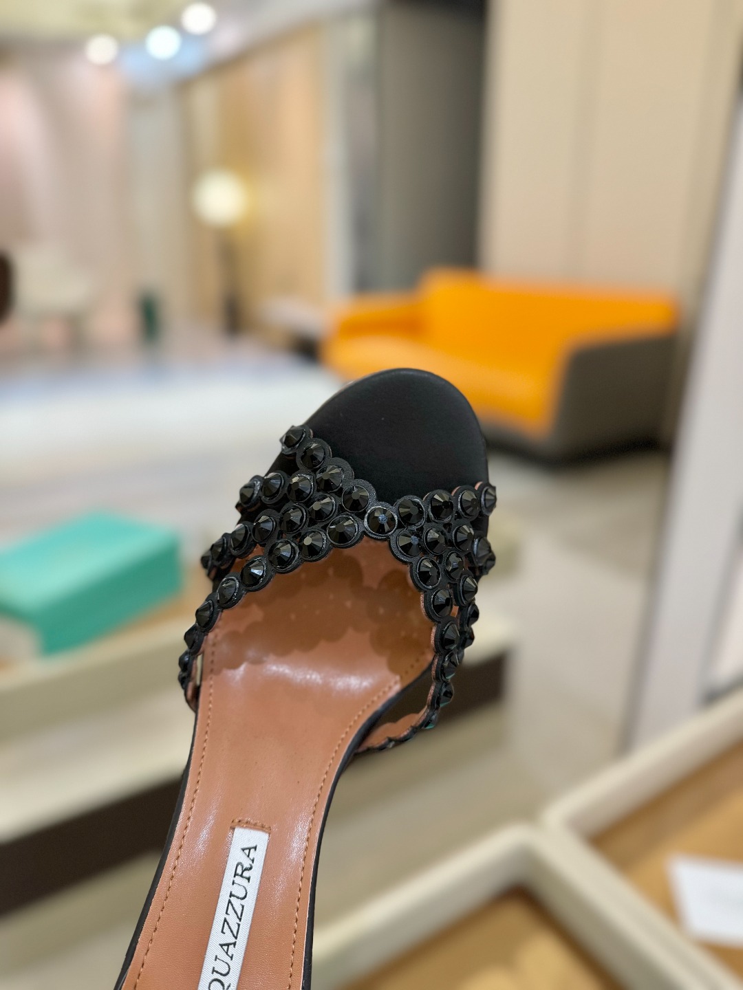 
Aquazzura   菠萝     𝐒𝐒  𝐧𝐞𝐰春夏新品高跟凉鞋。满满的钻，超闪 🌸((☀️⥎☀️