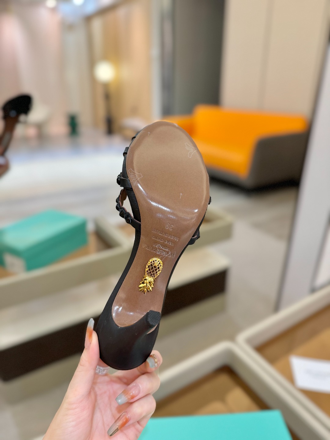 
Aquazzura   菠萝     𝐒𝐒  𝐧𝐞𝐰春夏新品高跟凉鞋。满满的钻，超闪 🌸((☀️⥎☀️