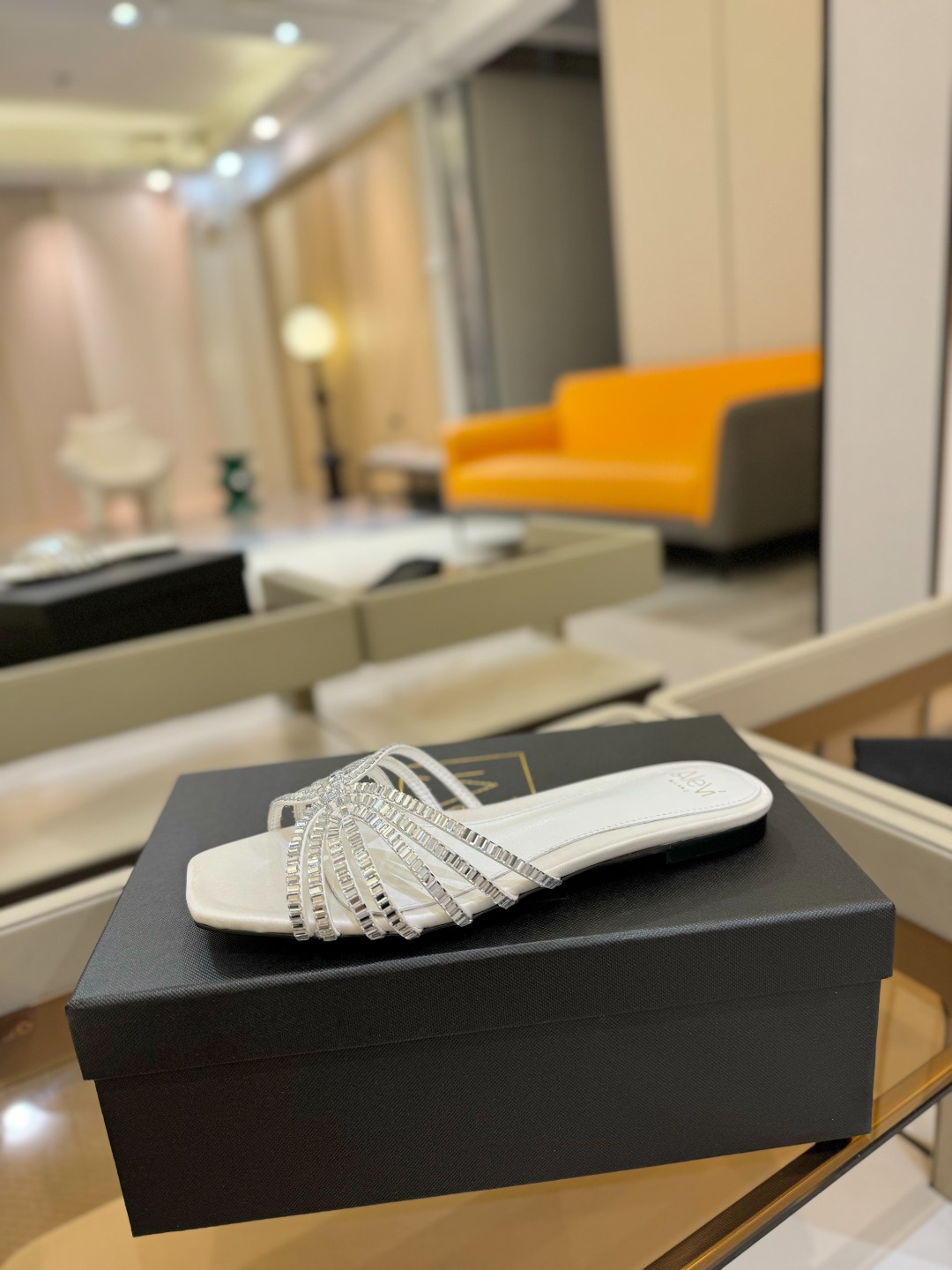 NO:724033,Price Alevi Mlano Alevi Milano sparkling diamond flat catwalk semi-trailer A prestigious luxury shoe brand co-created by two Italian women, Valentina Michetti and Perla Alessandri. The 'earthy sandals' have turned over. This time they have become the C position among fashionable designers. They are popular on Instagram and are a must-have for fashion bloggers. Presenting the first wave of 'new design stars', Alevi Milano's designers are inspired by their personal life experiences.  Designed a series of hollow flat shoes represented by strong women. The woven hollow straps are covered with sparkling rectangular rhinestones, which are most suitable for important occasions. ◆Material description ◆Imported high-grade silk for the upper ◆Mixed sheepskin for the lining ◆Sheepskin for the feet ◆Original open-molded genuine leather sole with black edges ◆Heel height 1 ◆Size - (...No returns or exchanges for customization)  ◆Packaging Alevi Milano original packaging, slippers, sandals, flats, slippers, sheepskin, real silk19860909价格 Alevi Mlano 阿列维·姆拉诺  Alevi Milano闪钻平底走秀半拖 一个享有盛誉的奢侈鞋品牌 由两位意大利本土女性共同创作 瓦伦蒂娜·米切蒂和佩拉·亚历山德里 翻了身的“土味凉鞋” 这次成了时髦精心中的C位 火遍ins,时尚博主人手必备 呈现第一波“设计新星” Alevi Milano的设计师以个人人生履历为灵感 设计了以坚强女性为代表的镂空平底鞋系列, 编织的镂空细带上布满了闪耀的长方形水钻, 最适合重要场合穿上它撑场面 ◆材质说明 ◆鞋面进口高级真丝 ◆内里混种羊皮 ◆垫脚羊皮 ◆鞋底原版开模黑边真皮底 ◆跟高1 ◆码数-（...订做不退换） ◆包装 Alevi Milano原版包装,拖鞋,sandals,flats,slippers,sheepskin,real silk,Women's Shoes