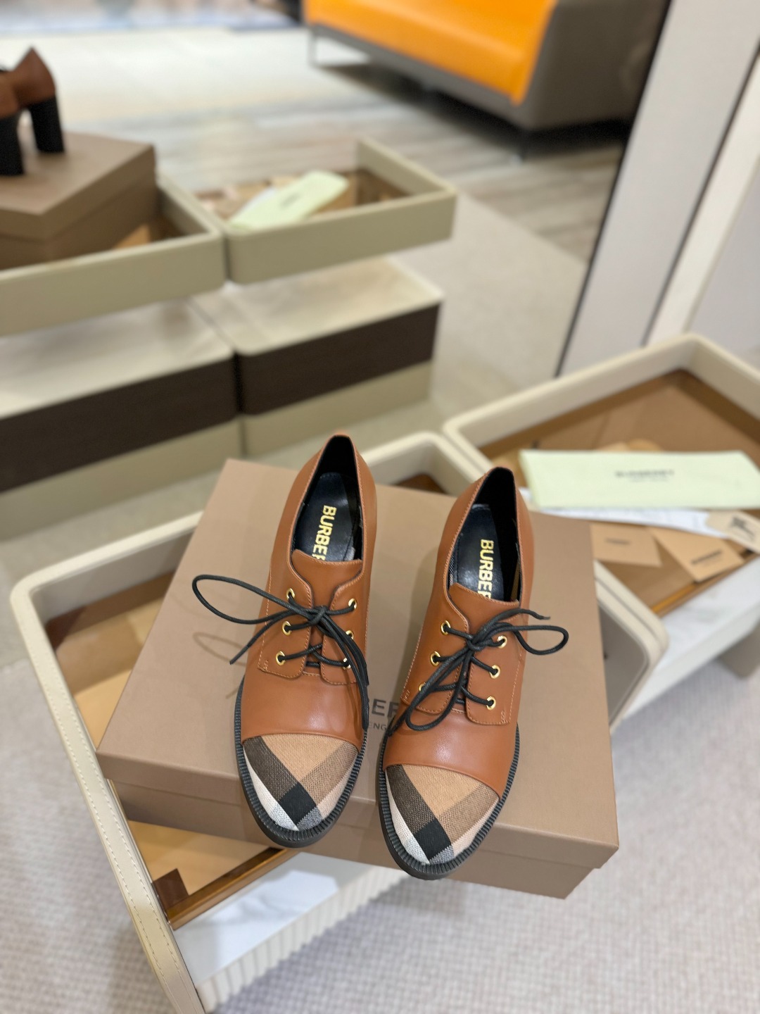 Burberryy 博柏利 𝑩𝒖𝒓𝒃𝒆𝒓𝒓𝒚𝒚💝 👠 𝘽𝙪𝙧𝙗𝙚𝙧𝙧𝙮𝙮 博柏利2025最新独家推出高跟