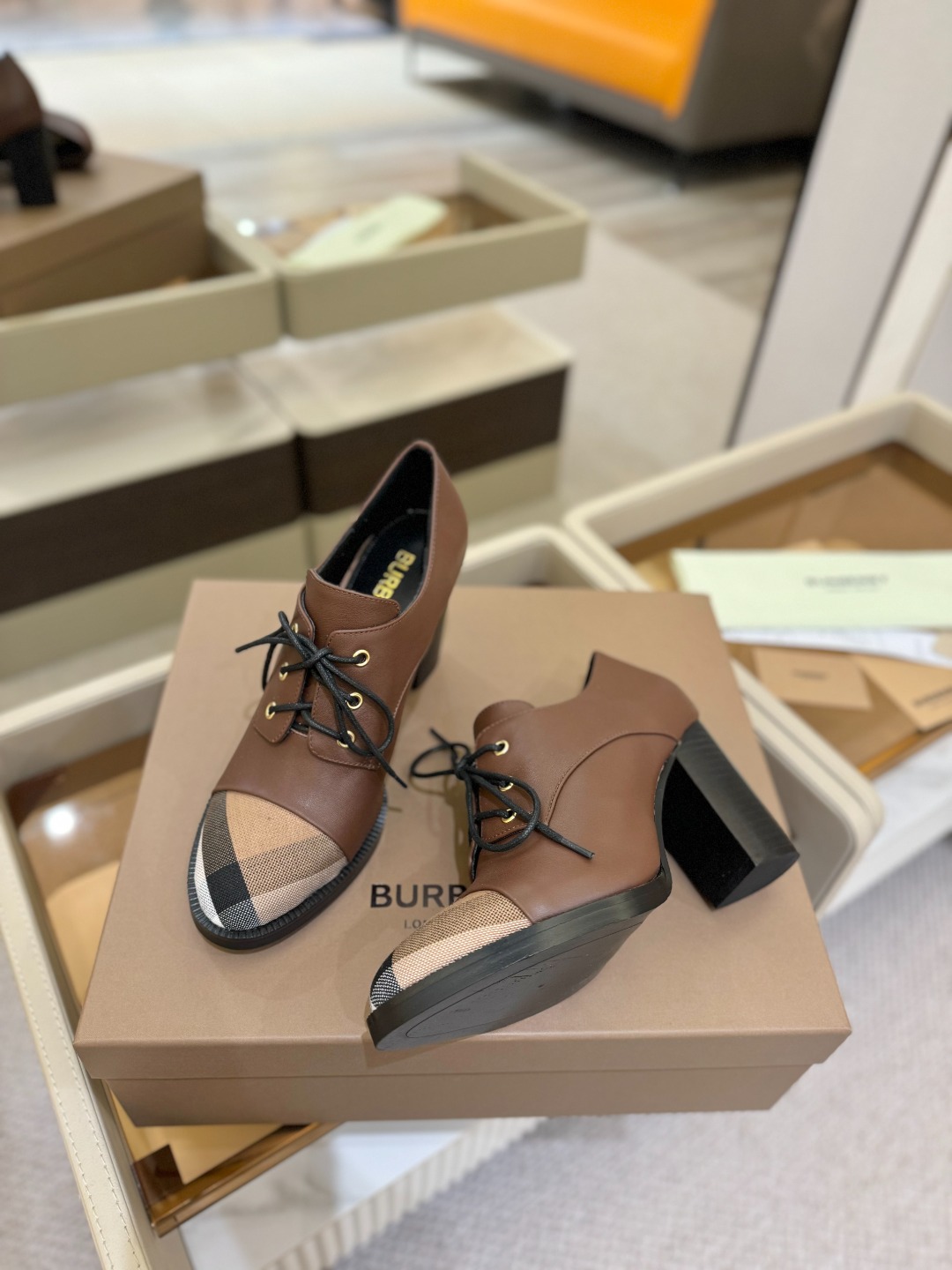 Burberryy 博柏利 𝑩𝒖𝒓𝒃𝒆𝒓𝒓𝒚𝒚💝 👠 𝘽𝙪𝙧𝙗𝙚𝙧𝙧𝙮𝙮 博柏利2025最新独家推出高跟