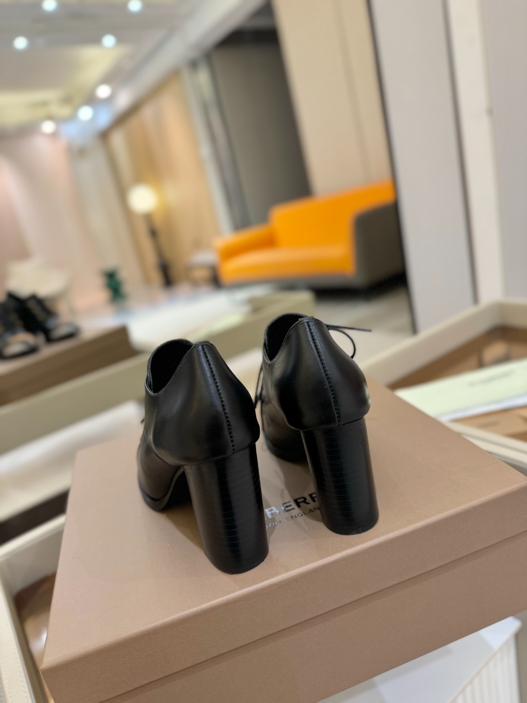Burberryy 博柏利 𝑩𝒖𝒓𝒃𝒆𝒓𝒓𝒚𝒚💝 👠 𝘽𝙪𝙧𝙗𝙚𝙧𝙧𝙮𝙮 博柏利2025最新独家推出高跟