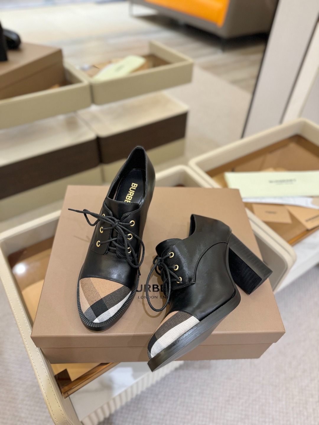 Burberryy 博柏利 𝑩𝒖𝒓𝒃𝒆𝒓𝒓𝒚𝒚💝 👠 𝘽𝙪𝙧𝙗𝙚𝙧𝙧𝙮𝙮 博柏利2025最新独家推出高跟