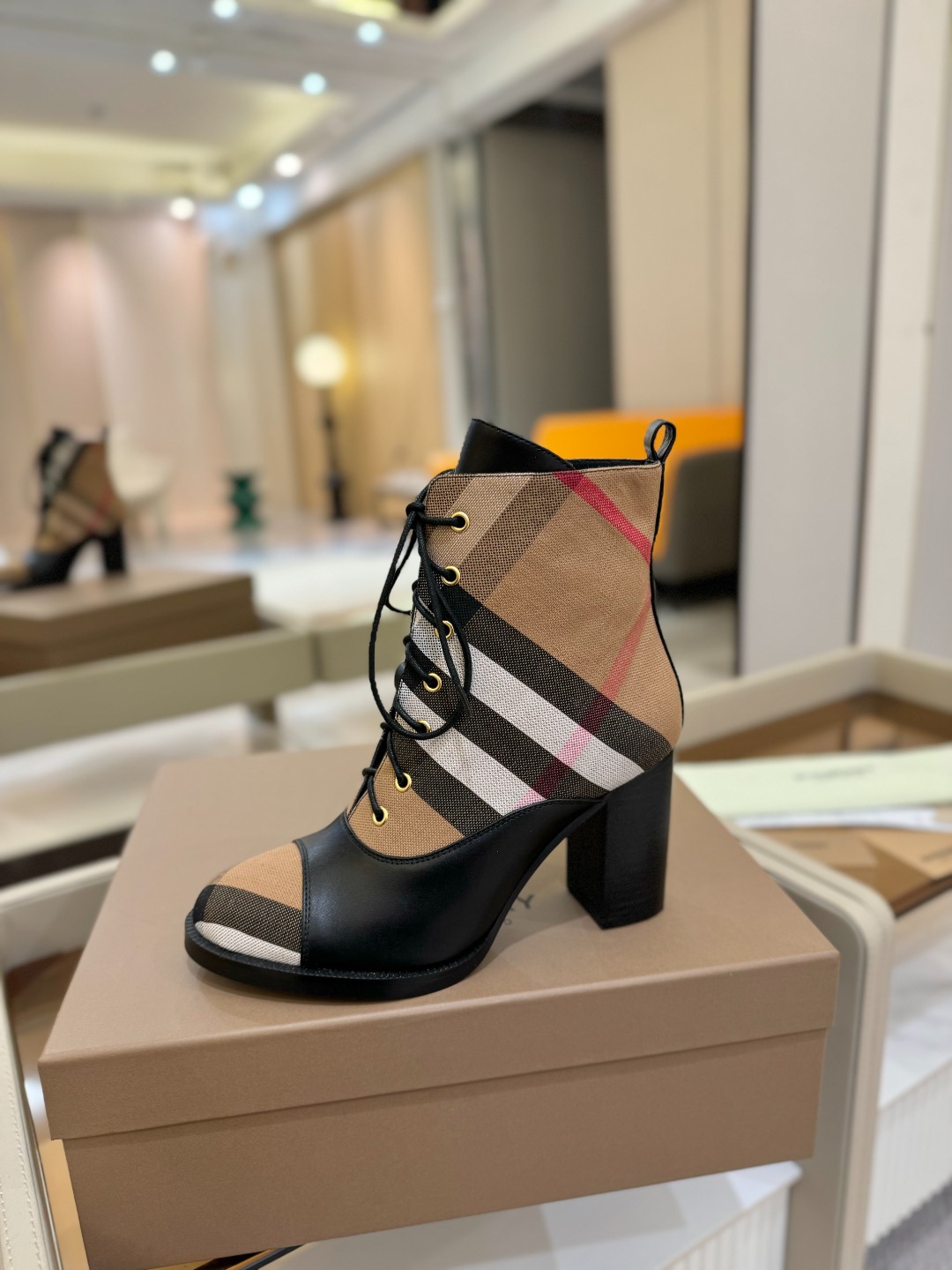 Burberryy 博柏利 𝑩𝒚𝒓𝒃𝒆𝒓𝒓𝒚𝒚💝 👠 𝘽𝙪𝙧𝙗𝙚𝙧𝙧𝙮𝙮 博柏利2025 独家 推出经典