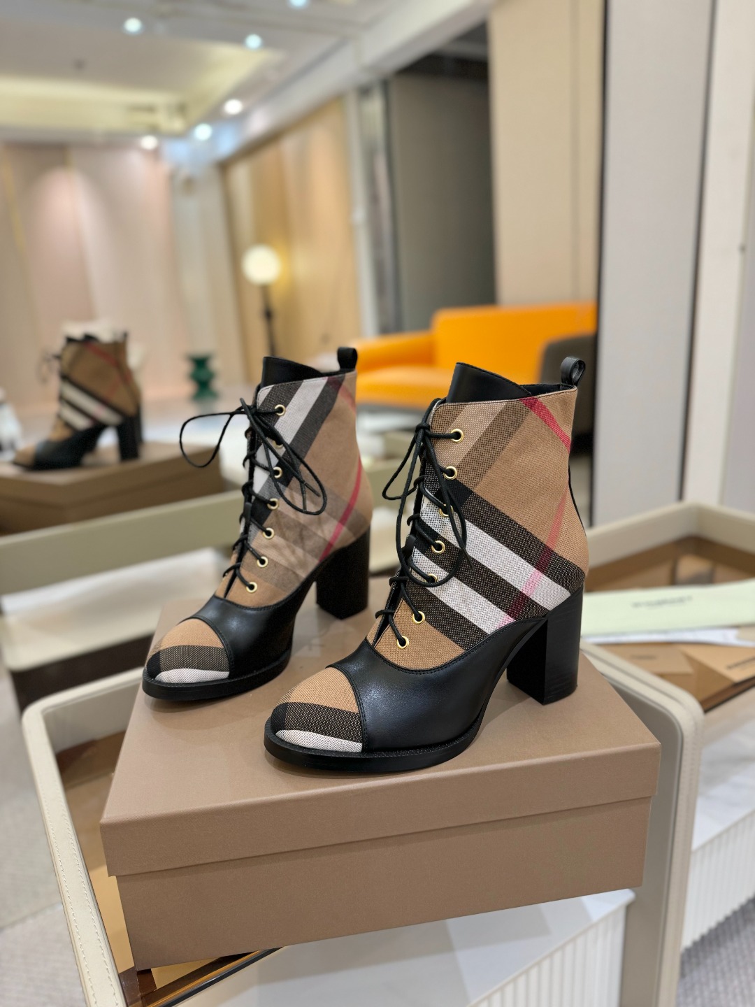 Burberryy 博柏利 𝑩𝒚𝒓𝒃𝒆𝒓𝒓𝒚𝒚💝 👠 𝘽𝙪𝙧𝙗𝙚𝙧𝙧𝙮𝙮 博柏利2025 独家 推出经典