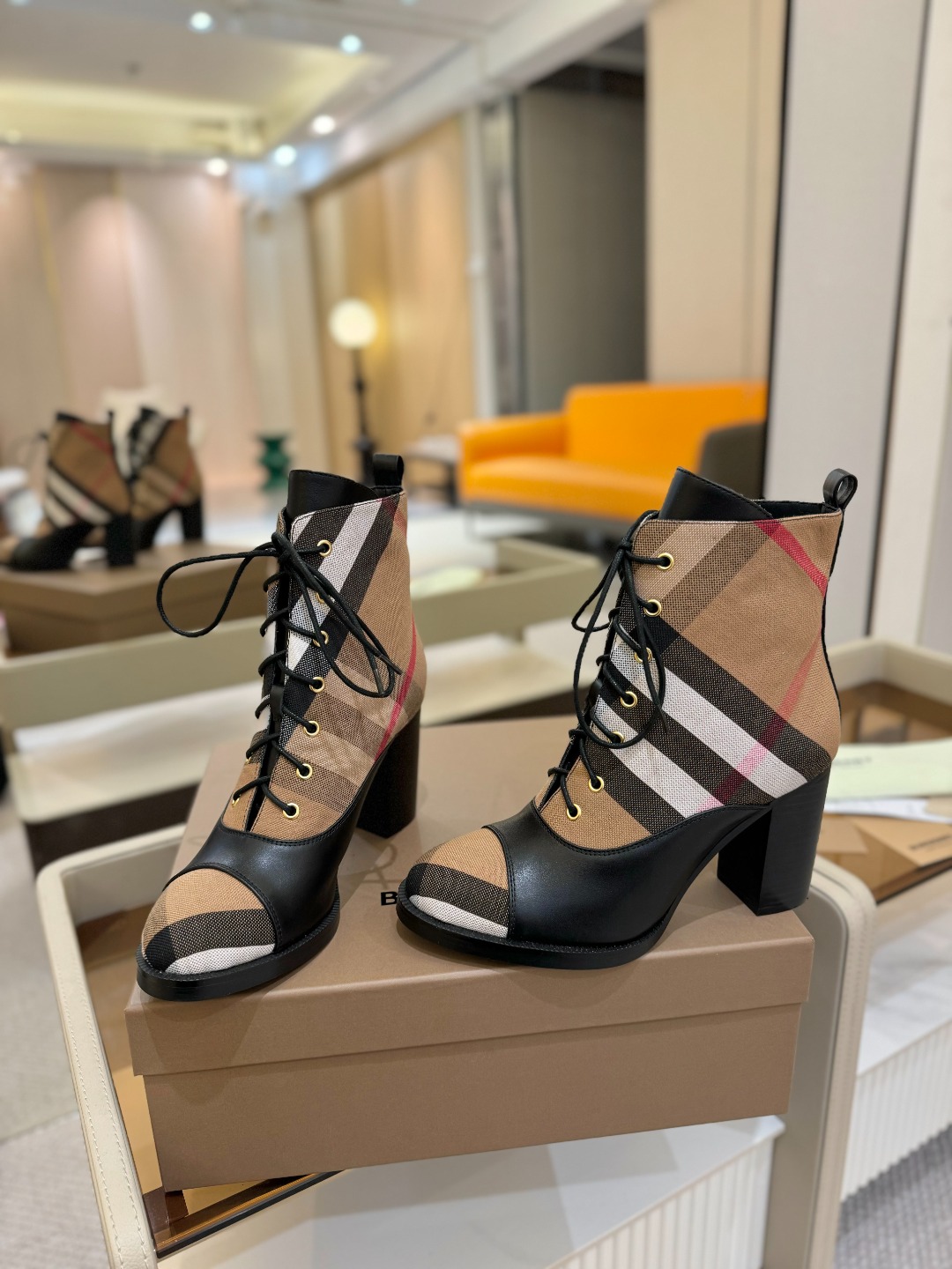 Burberryy 博柏利 𝑩𝒚𝒓𝒃𝒆𝒓𝒓𝒚𝒚💝 👠 𝘽𝙪𝙧𝙗𝙚𝙧𝙧𝙮𝙮 博柏利2025 独家 推出经典