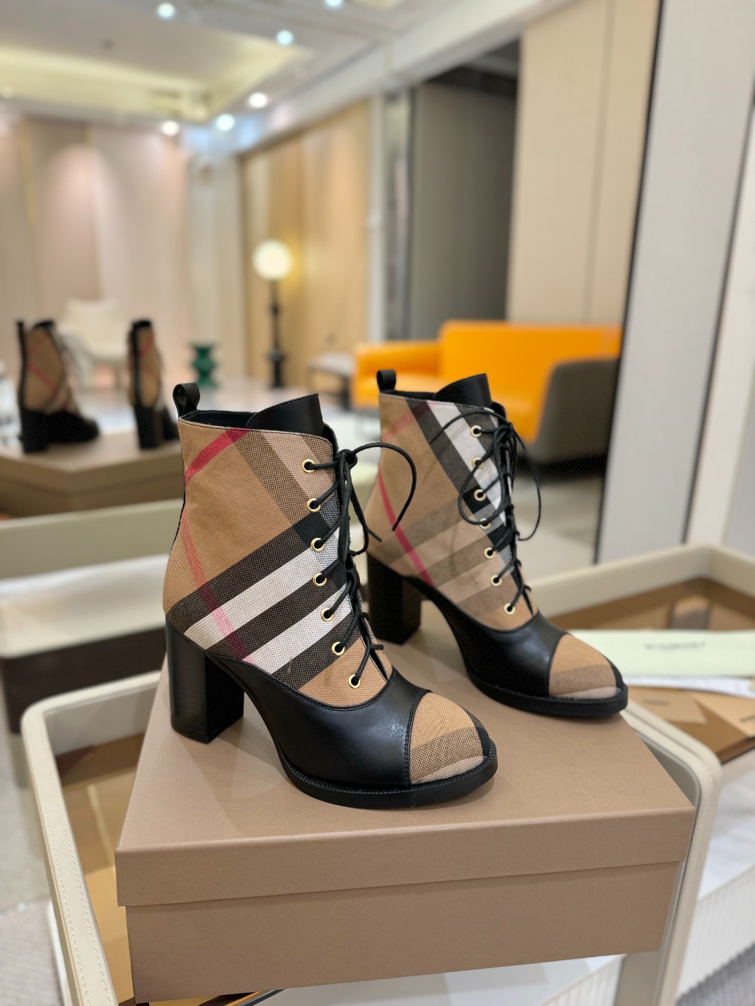 Burberryy 博柏利 𝑩𝒚𝒓𝒃𝒆𝒓𝒓𝒚𝒚💝 👠 𝘽𝙪𝙧𝙗𝙚𝙧𝙧𝙮𝙮 博柏利2025 独家 推出经典