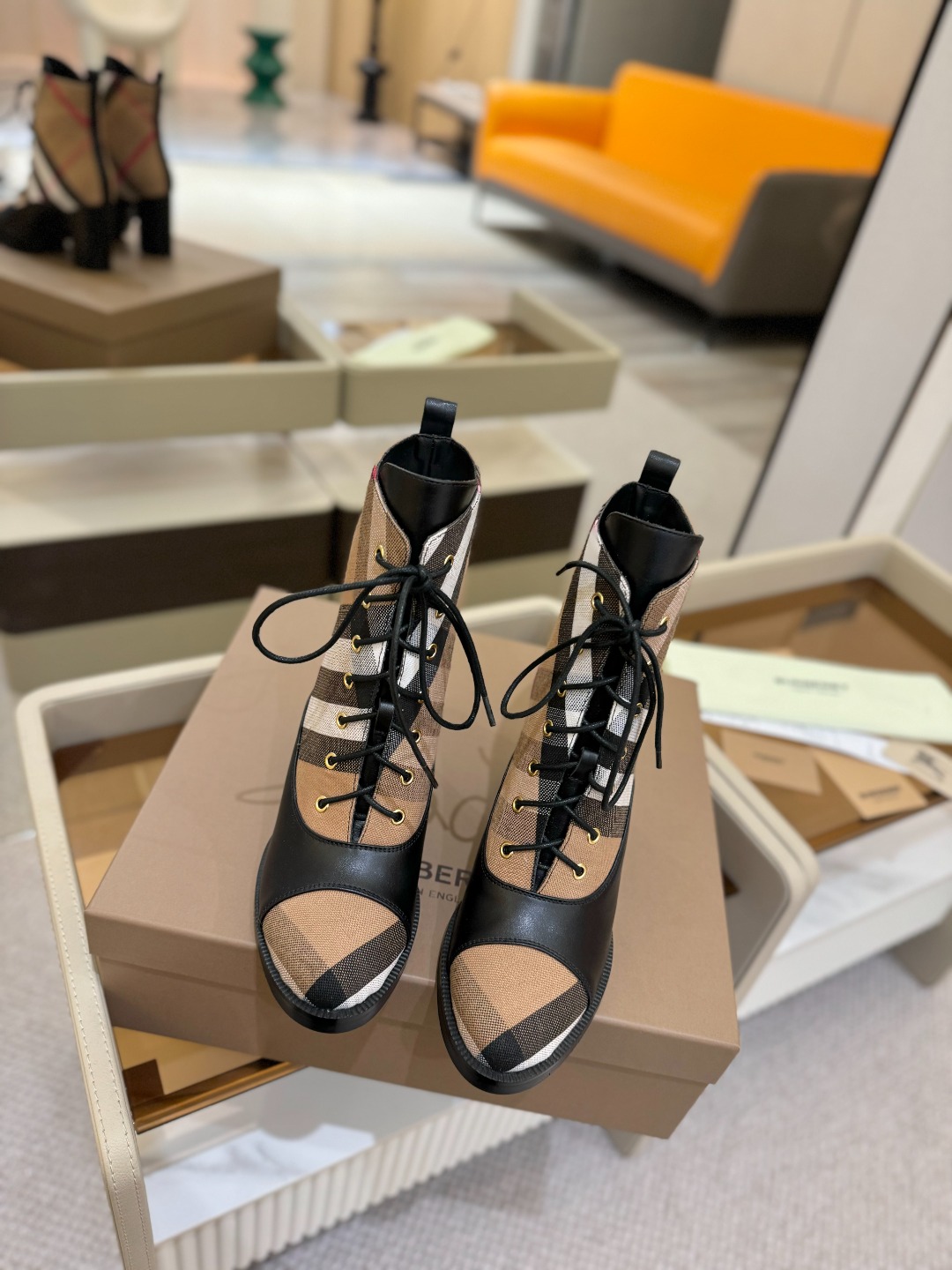 Burberryy 博柏利 𝑩𝒚𝒓𝒃𝒆𝒓𝒓𝒚𝒚💝 👠 𝘽𝙪𝙧𝙗𝙚𝙧𝙧𝙮𝙮 博柏利2025 独家 推出经典