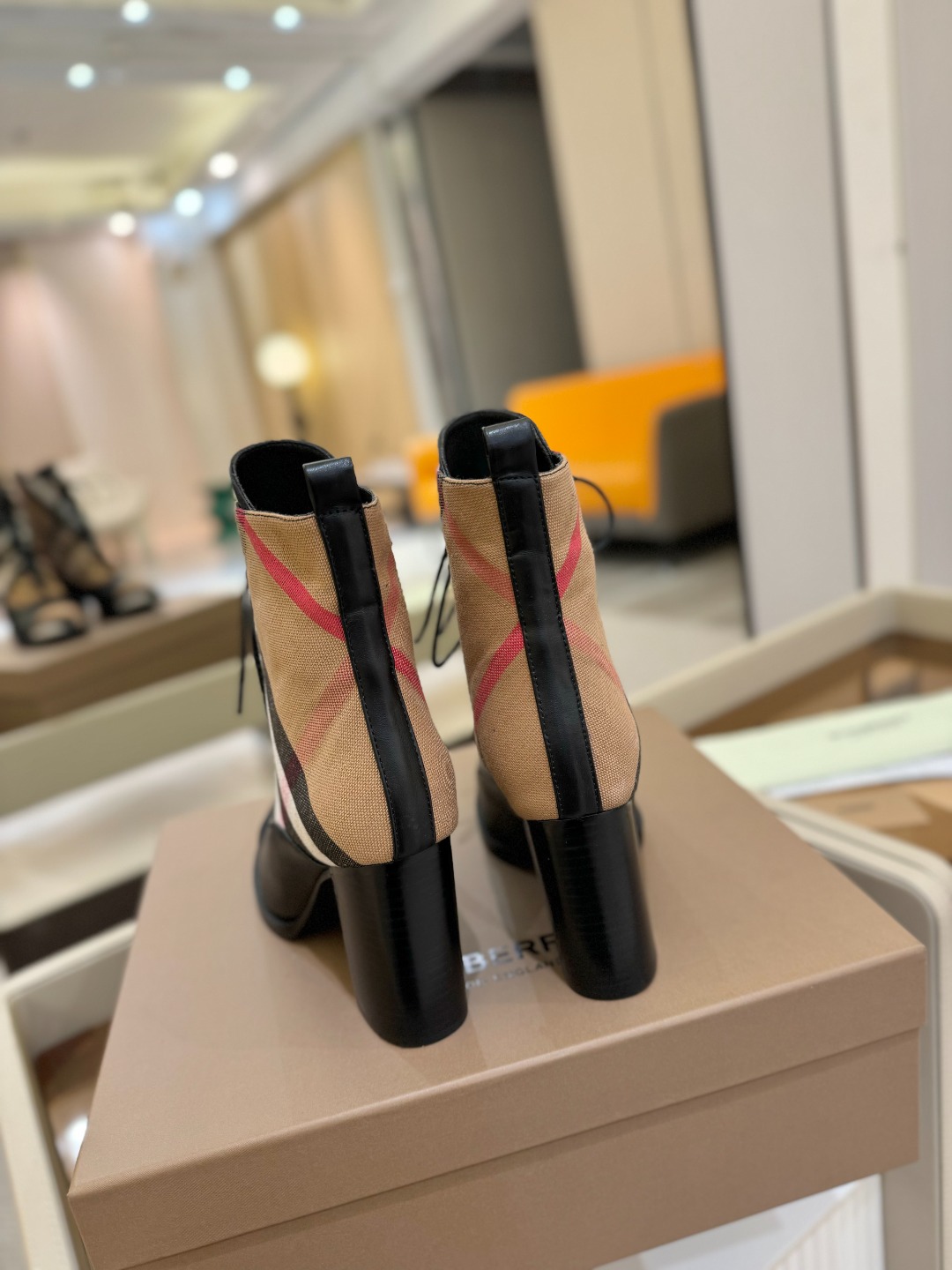 Burberryy 博柏利 𝑩𝒚𝒓𝒃𝒆𝒓𝒓𝒚𝒚💝 👠 𝘽𝙪𝙧𝙗𝙚𝙧𝙧𝙮𝙮 博柏利2025 独家 推出经典