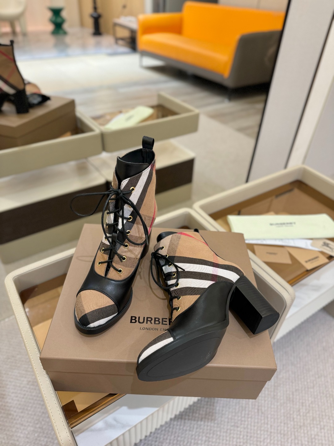 Burberryy 博柏利 𝑩𝒚𝒓𝒃𝒆𝒓𝒓𝒚𝒚💝 👠 𝘽𝙪𝙧𝙗𝙚𝙧𝙧𝙮𝙮 博柏利2025 独家 推出经典