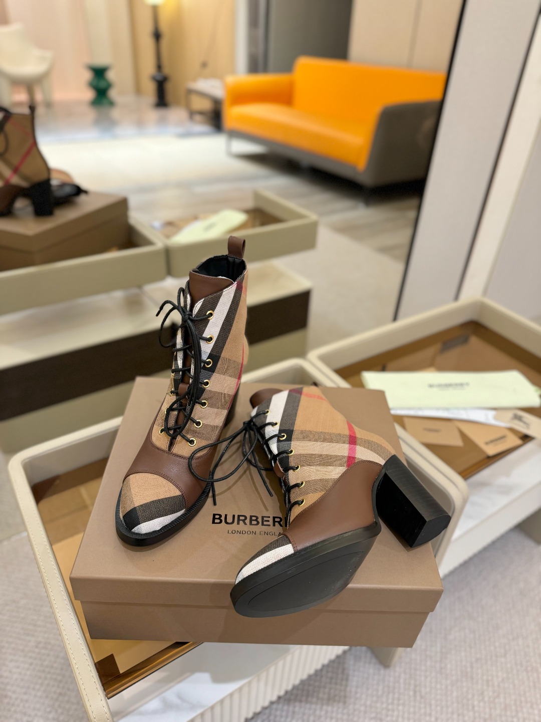 Burberryy 博柏利 𝑩𝒚𝒓𝒃𝒆𝒓𝒓𝒚𝒚💝 👠 𝘽𝙪𝙧𝙗𝙚𝙧𝙧𝙮𝙮 博柏利2025 独家 推出经典