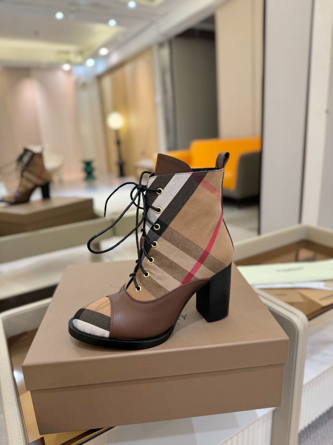 Burberryy 博柏利 𝑩𝒚𝒓𝒃𝒆𝒓𝒓𝒚𝒚💝 👠 𝘽𝙪𝙧𝙗𝙚𝙧𝙧𝙮𝙮 博柏利2025 独家 推出经典