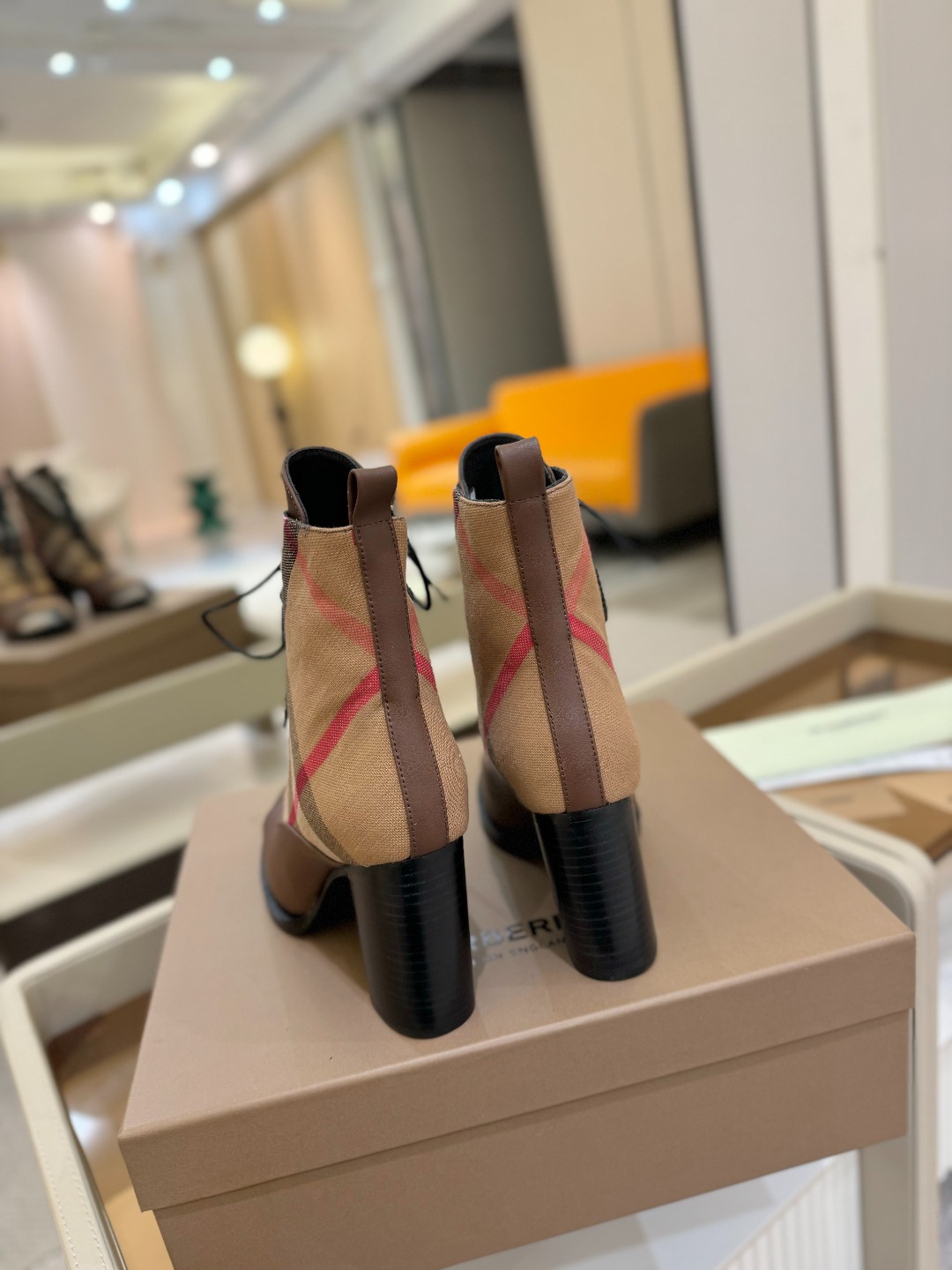 Burberryy 博柏利 𝑩𝒚𝒓𝒃𝒆𝒓𝒓𝒚𝒚💝 👠 𝘽𝙪𝙧𝙗𝙚𝙧𝙧𝙮𝙮 博柏利2025 独家 推出经典