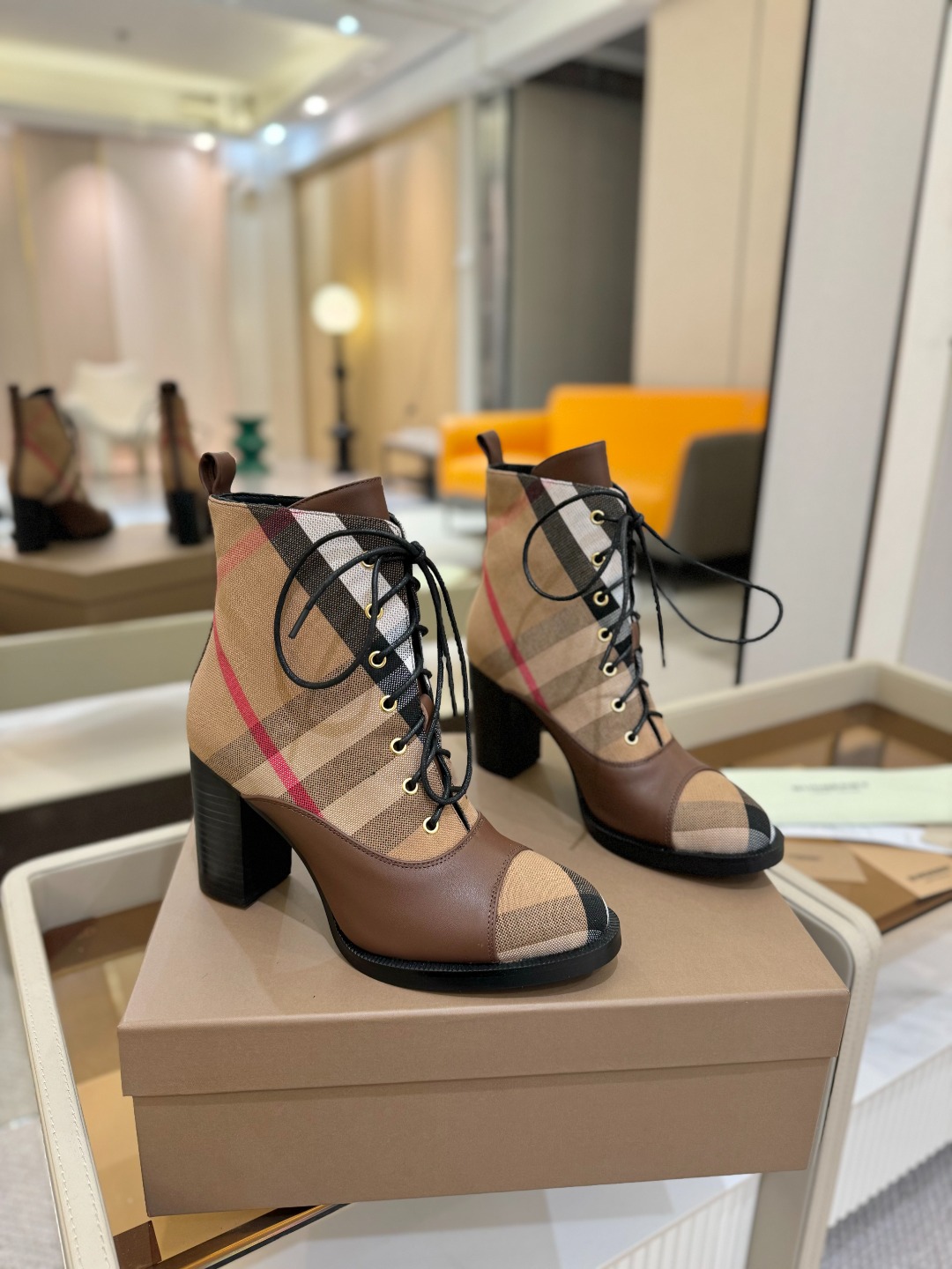 Burberryy 博柏利 𝑩𝒚𝒓𝒃𝒆𝒓𝒓𝒚𝒚💝 👠 𝘽𝙪𝙧𝙗𝙚𝙧𝙧𝙮𝙮 博柏利2025 独家 推出经典