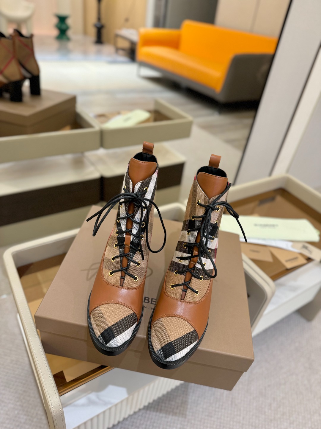Burberryy 博柏利 𝑩𝒚𝒓𝒃𝒆𝒓𝒓𝒚𝒚💝 👠 𝘽𝙪𝙧𝙗𝙚𝙧𝙧𝙮𝙮 博柏利2025 独家 推出经典