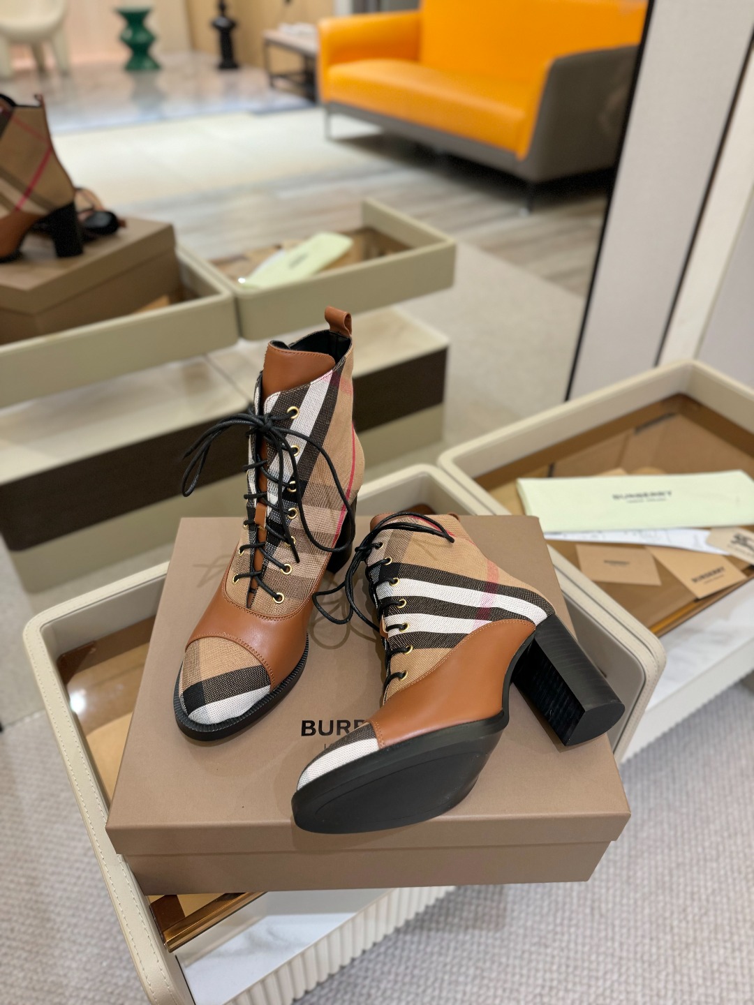 Burberryy 博柏利 𝑩𝒚𝒓𝒃𝒆𝒓𝒓𝒚𝒚💝 👠 𝘽𝙪𝙧𝙗𝙚𝙧𝙧𝙮𝙮 博柏利2025 独家 推出经典