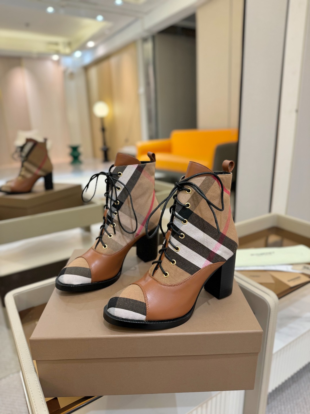 Burberryy 博柏利 𝑩𝒚𝒓𝒃𝒆𝒓𝒓𝒚𝒚💝 👠 𝘽𝙪𝙧𝙗𝙚𝙧𝙧𝙮𝙮 博柏利2025 独家 推出经典