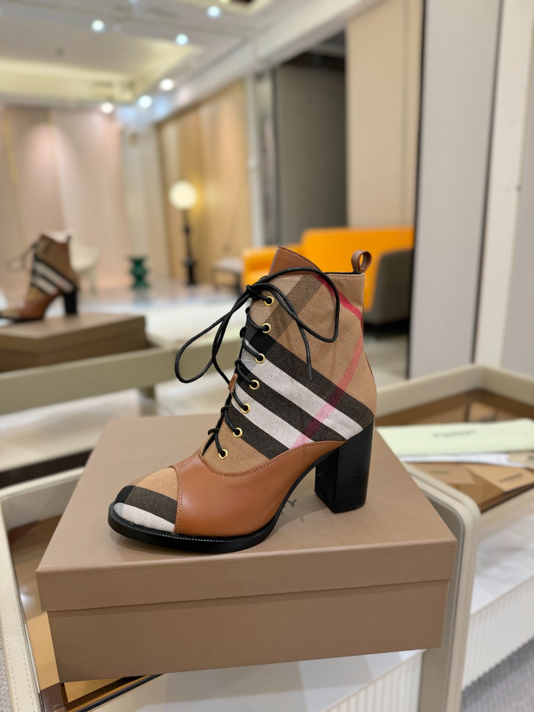 Burberryy 博柏利 𝑩𝒚𝒓𝒃𝒆𝒓𝒓𝒚𝒚💝 👠 𝘽𝙪𝙧𝙗𝙚𝙧𝙧𝙮𝙮 博柏利2025 独家 推出经典