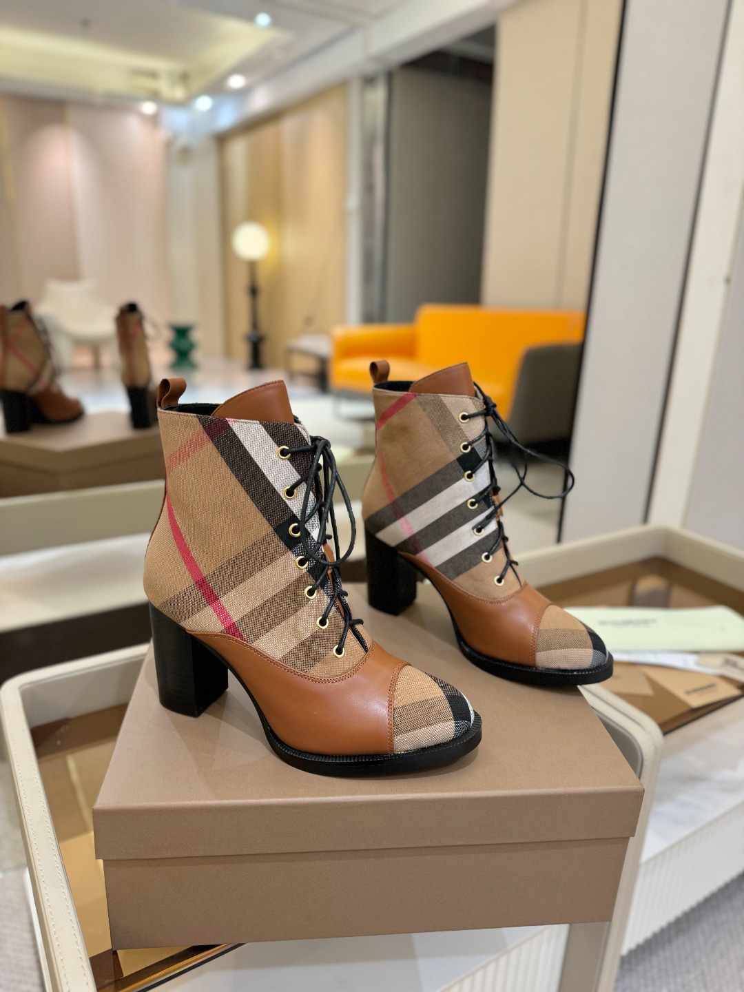 Burberryy 博柏利 𝑩𝒚𝒓𝒃𝒆𝒓𝒓𝒚𝒚💝 👠 𝘽𝙪𝙧𝙗𝙚𝙧𝙧𝙮𝙮 博柏利2025 独家 推出经典