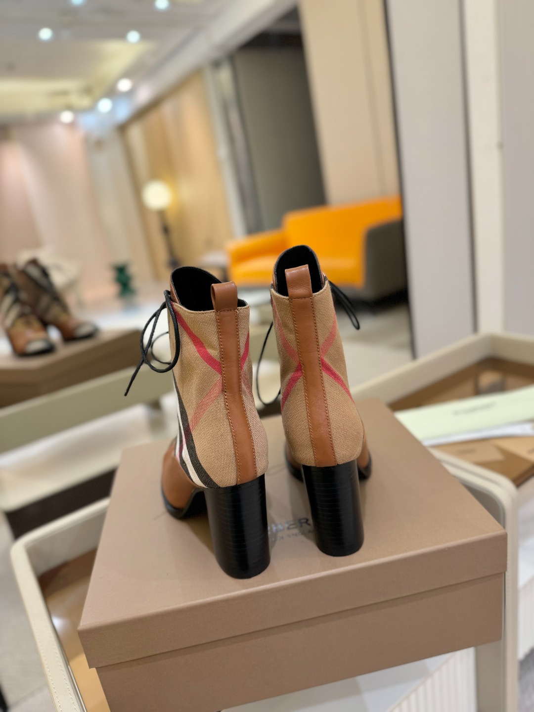 Burberryy 博柏利 𝑩𝒚𝒓𝒃𝒆𝒓𝒓𝒚𝒚💝 👠 𝘽𝙪𝙧𝙗𝙚𝙧𝙧𝙮𝙮 博柏利2025 独家 推出经典