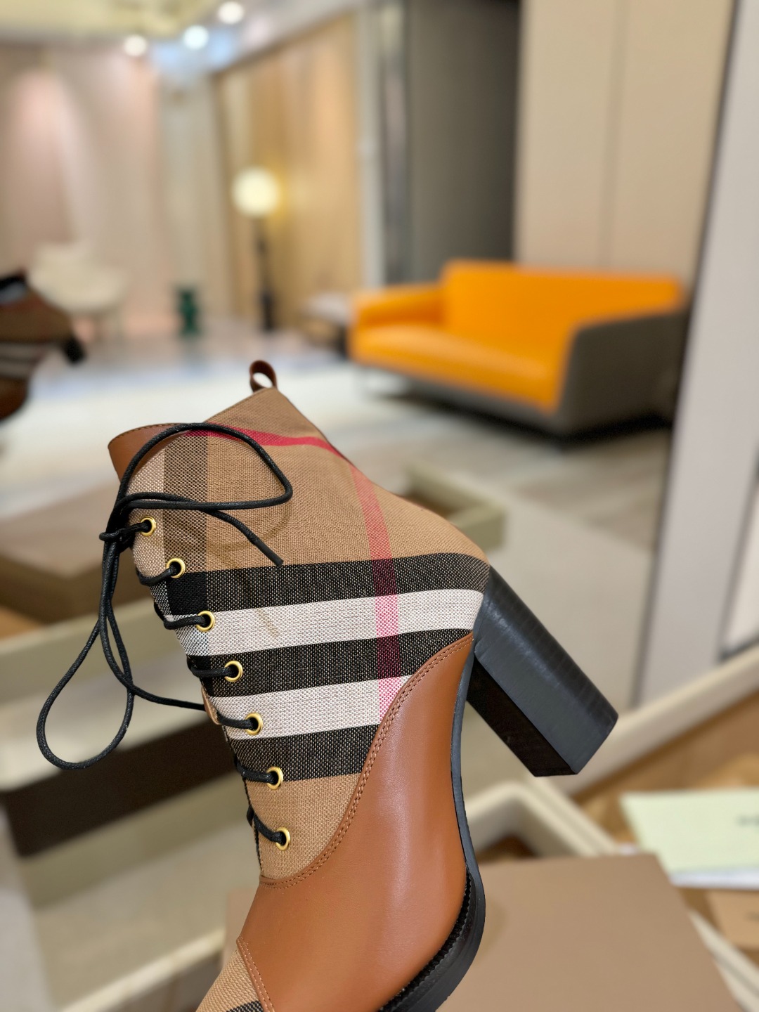 Burberryy 博柏利 𝑩𝒚𝒓𝒃𝒆𝒓𝒓𝒚𝒚💝 👠 𝘽𝙪𝙧𝙗𝙚𝙧𝙧𝙮𝙮 博柏利2025 独家 推出经典