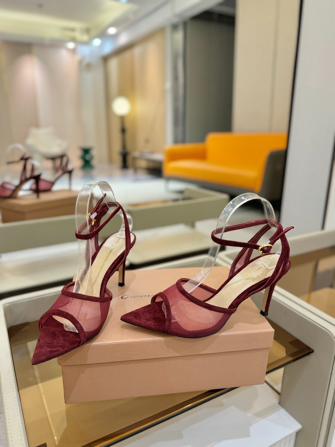 Gianvito Rossi 👠2025新款凉鞋原版开发 顶级版本 代购品质👡这双搭配网高跟尖头凉鞋,是