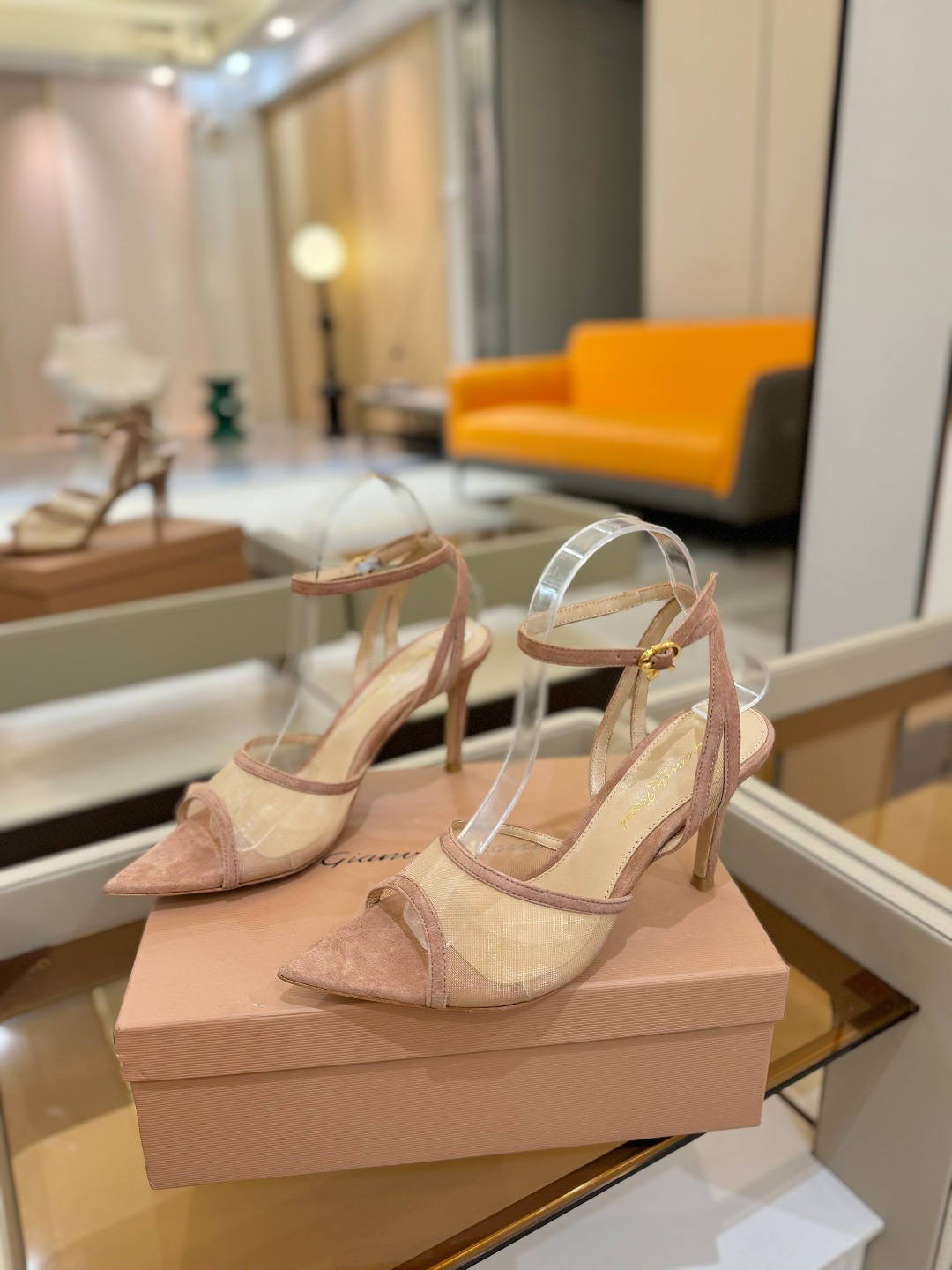 Gianvito Rossi 👠2025新款凉鞋原版开发 顶级版本 代购品质👡这双搭配网高跟尖头凉鞋,是