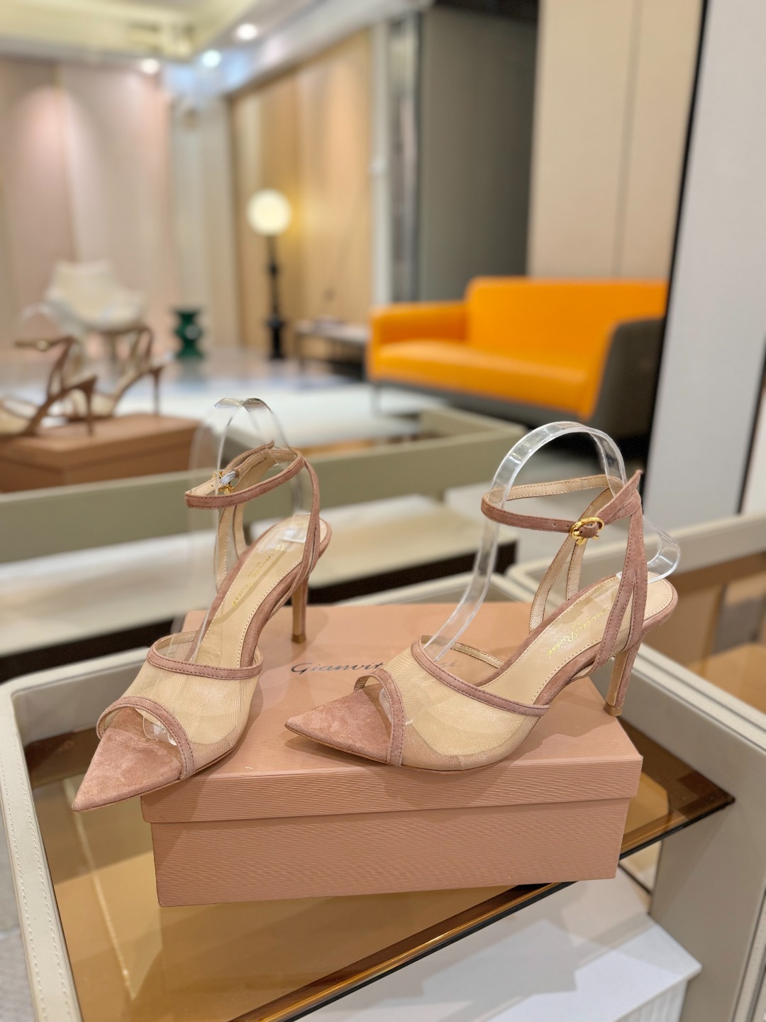 Gianvito Rossi 👠2025新款凉鞋原版开发 顶级版本 代购品质👡这双搭配网高跟尖头凉鞋,是