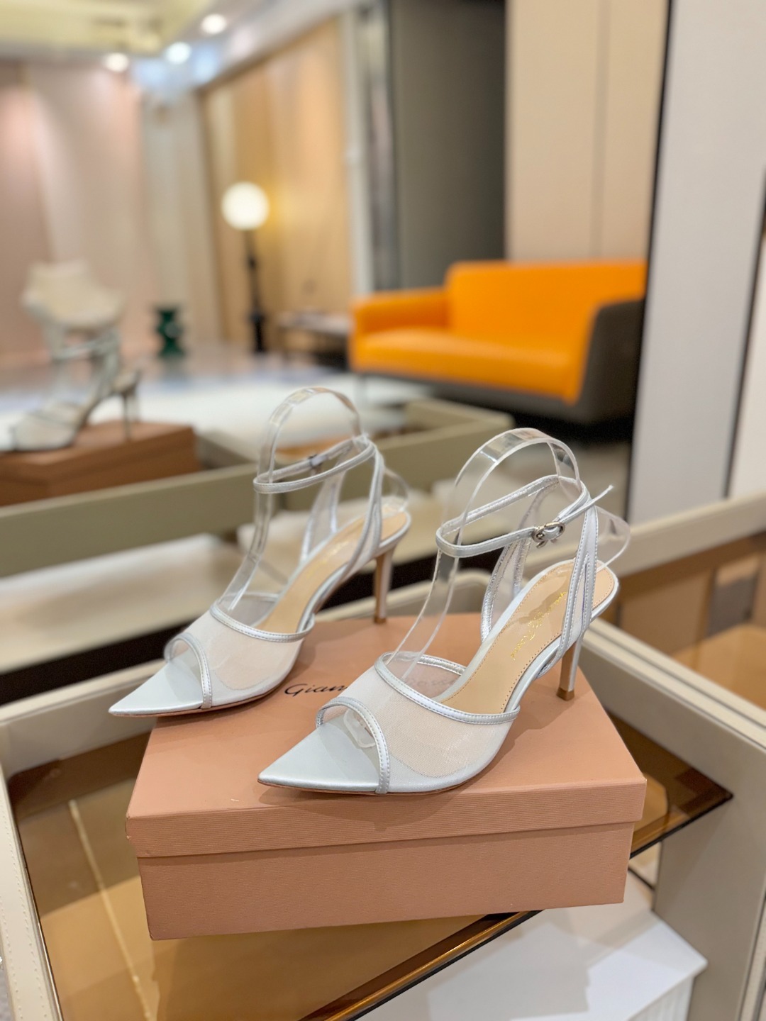 Gianvito Rossi 👠2025新款凉鞋原版开发 顶级版本 代购品质👡这双搭配网高跟尖头凉鞋,是