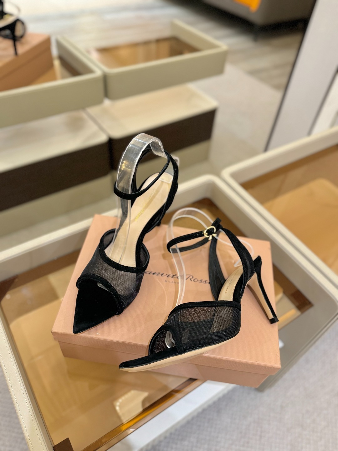 Gianvito Rossi 👠2025新款凉鞋原版开发 顶级版本 代购品质👡这双搭配网高跟尖头凉鞋,是