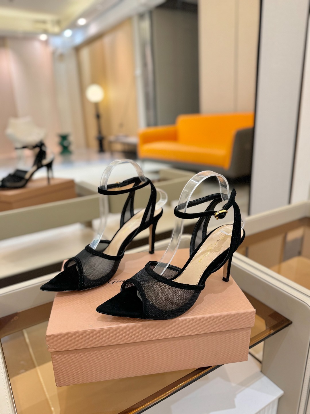 Gianvito Rossi 👠2025新款凉鞋原版开发 顶级版本 代购品质👡这双搭配网高跟尖头凉鞋,是
