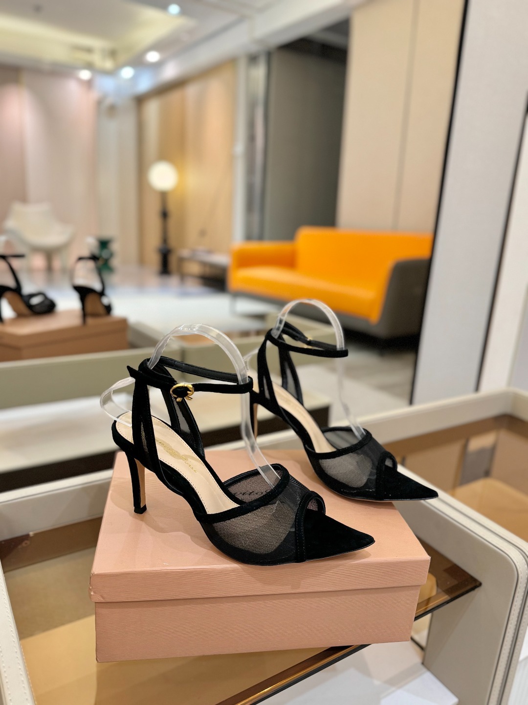 Gianvito Rossi 👠2025新款凉鞋原版开发 顶级版本 代购品质👡这双搭配网高跟尖头凉鞋,是
