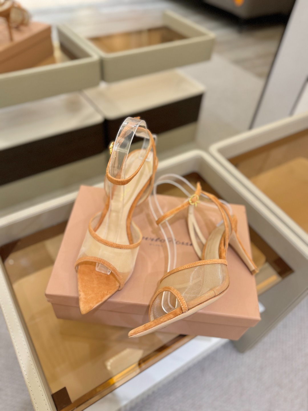 Gianvito Rossi 👠2025新款凉鞋原版开发 顶级版本 代购品质👡这双搭配网高跟尖头凉鞋,是