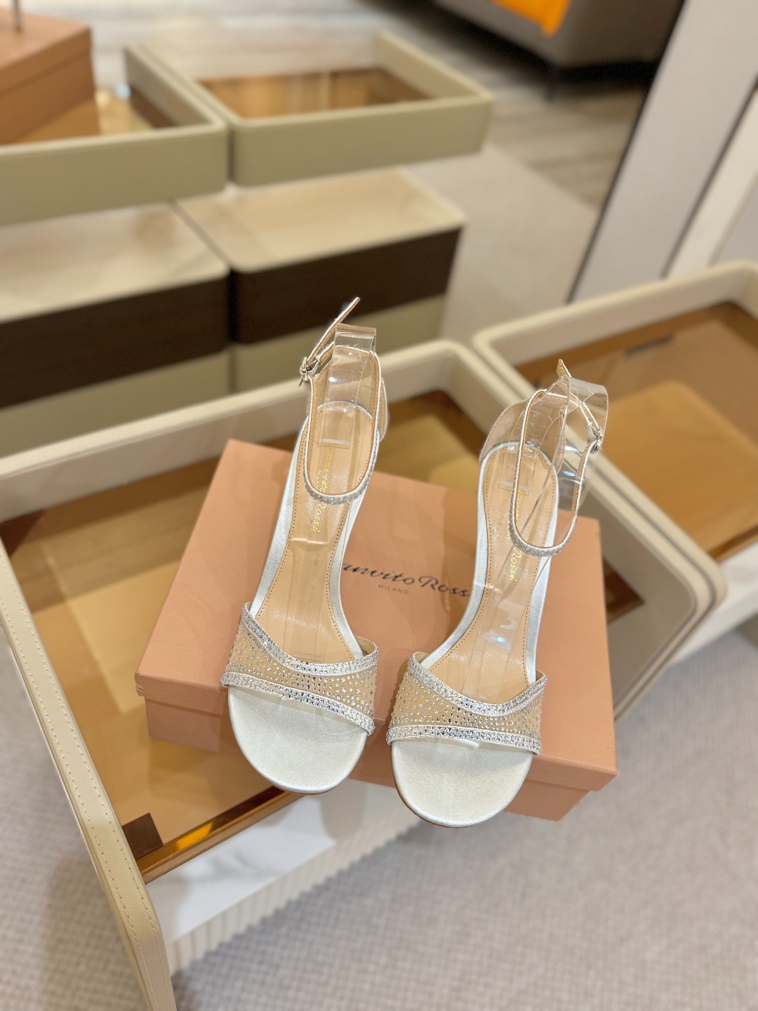 Gianvito Rossi 👠 2025 凉鞋顶级版本!! 代购品质!!👡施华洛奇水钻尖头高跟凉鞋,宛