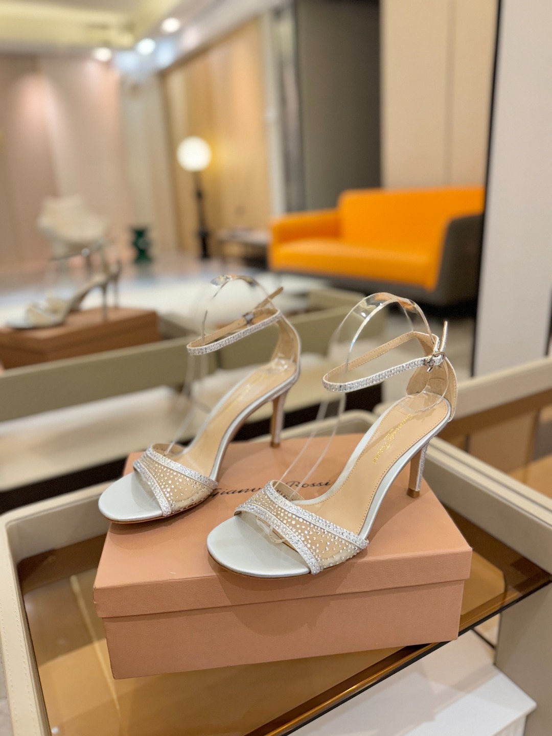 Gianvito Rossi 👠 2025 凉鞋顶级版本!! 代购品质!!👡施华洛奇水钻尖头高跟凉鞋,宛