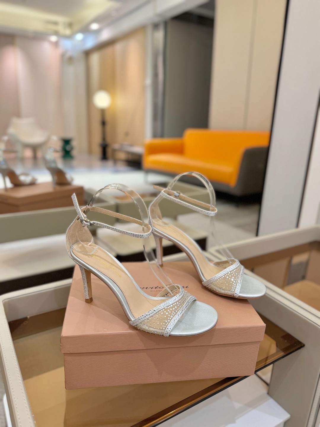 Gianvito Rossi 👠 2025 凉鞋顶级版本!! 代购品质!!👡施华洛奇水钻尖头高跟凉鞋,宛