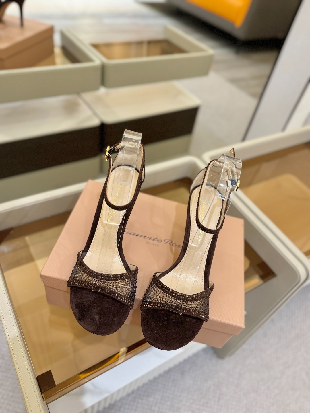 Gianvito Rossi 👠 2025 凉鞋顶级版本!! 代购品质!!👡施华洛奇水钻尖头高跟凉鞋,宛