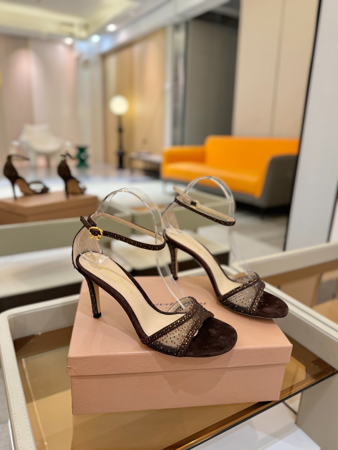 Gianvito Rossi 👠 2025 凉鞋顶级版本!! 代购品质!!👡施华洛奇水钻尖头高跟凉鞋,宛