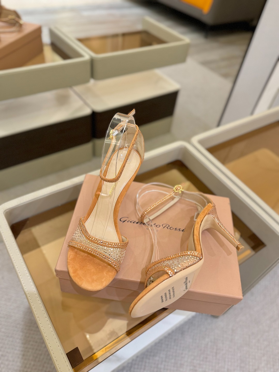 Gianvito Rossi 👠 2025 凉鞋顶级版本!! 代购品质!!👡施华洛奇水钻尖头高跟凉鞋,宛