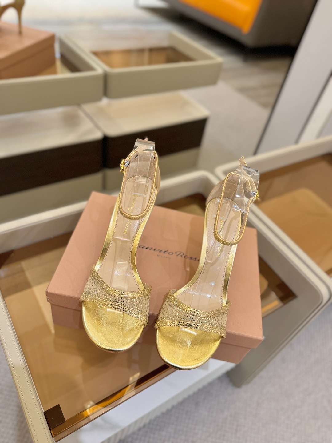 Gianvito Rossi 👠 2025 凉鞋顶级版本!! 代购品质!!👡施华洛奇水钻尖头高跟凉鞋,宛
