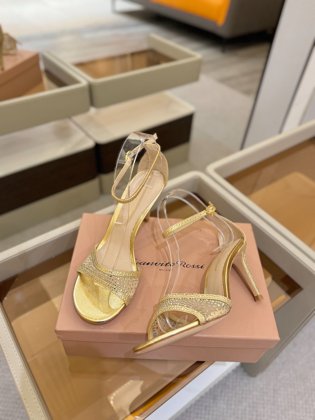 Gianvito Rossi 👠 2025 凉鞋顶级版本!! 代购品质!!👡施华洛奇水钻尖头高跟凉鞋,宛