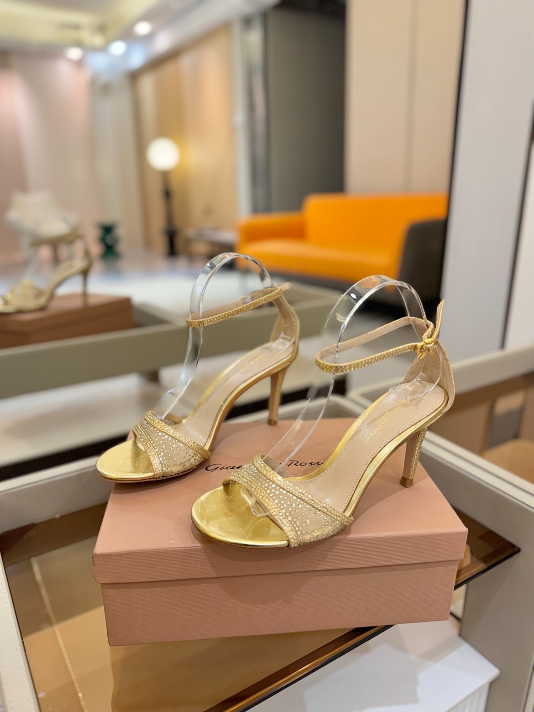 Gianvito Rossi 👠 2025 凉鞋顶级版本!! 代购品质!!👡施华洛奇水钻尖头高跟凉鞋,宛