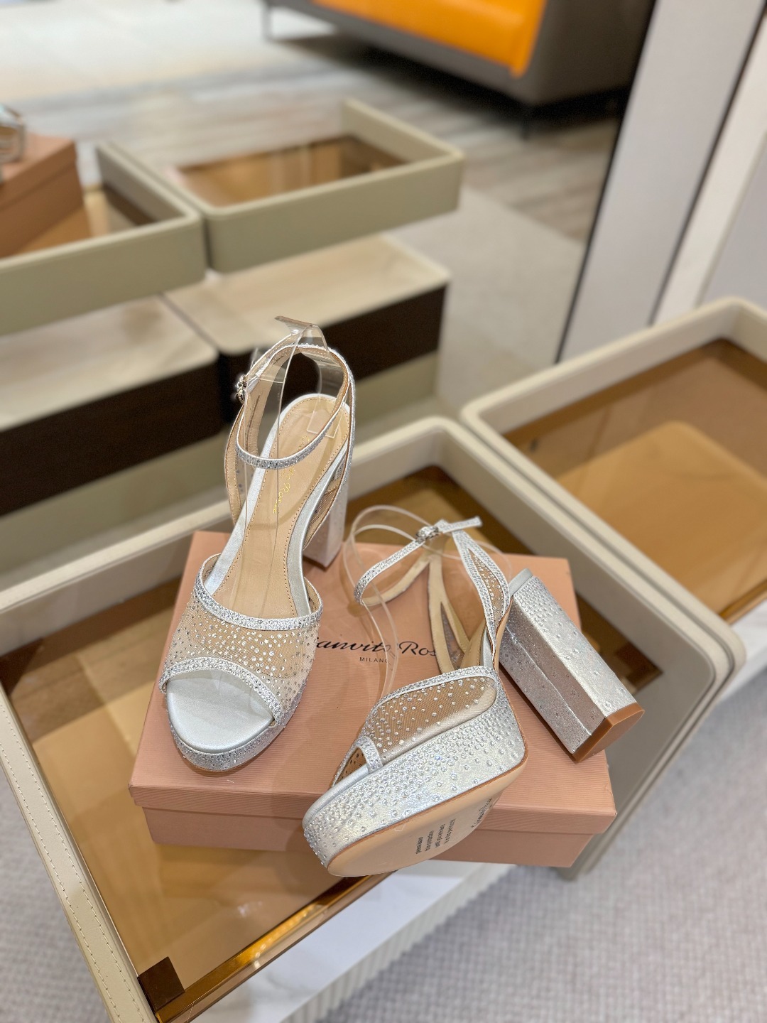 Gianvito Rossi 👠 2025凉鞋原版开发 顶级版本 代购品质👡这双高跟防水台水钻走秀凉鞋,