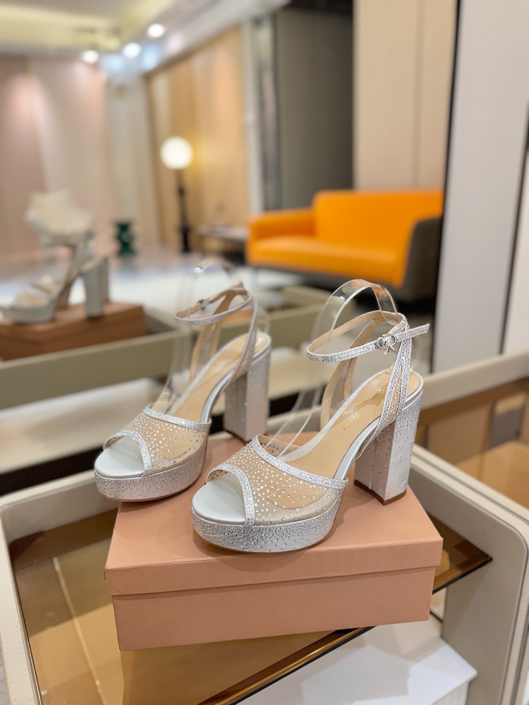 Gianvito Rossi 👠 2025凉鞋原版开发 顶级版本 代购品质👡这双高跟防水台水钻走秀凉鞋,