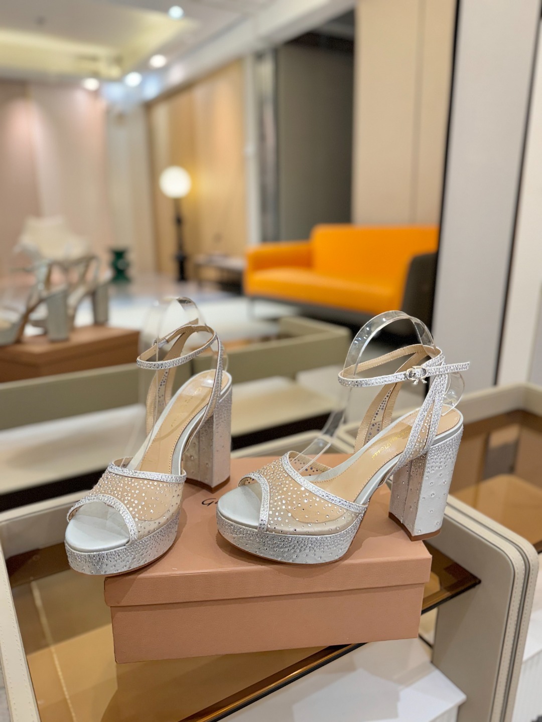 Gianvito Rossi 👠 2025凉鞋原版开发 顶级版本 代购品质👡这双高跟防水台水钻走秀凉鞋,