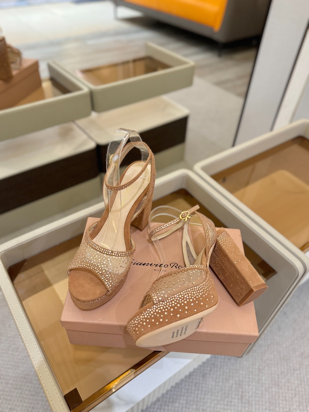 Gianvito Rossi 👠 2025凉鞋原版开发 顶级版本 代购品质👡这双高跟防水台水钻走秀凉鞋,