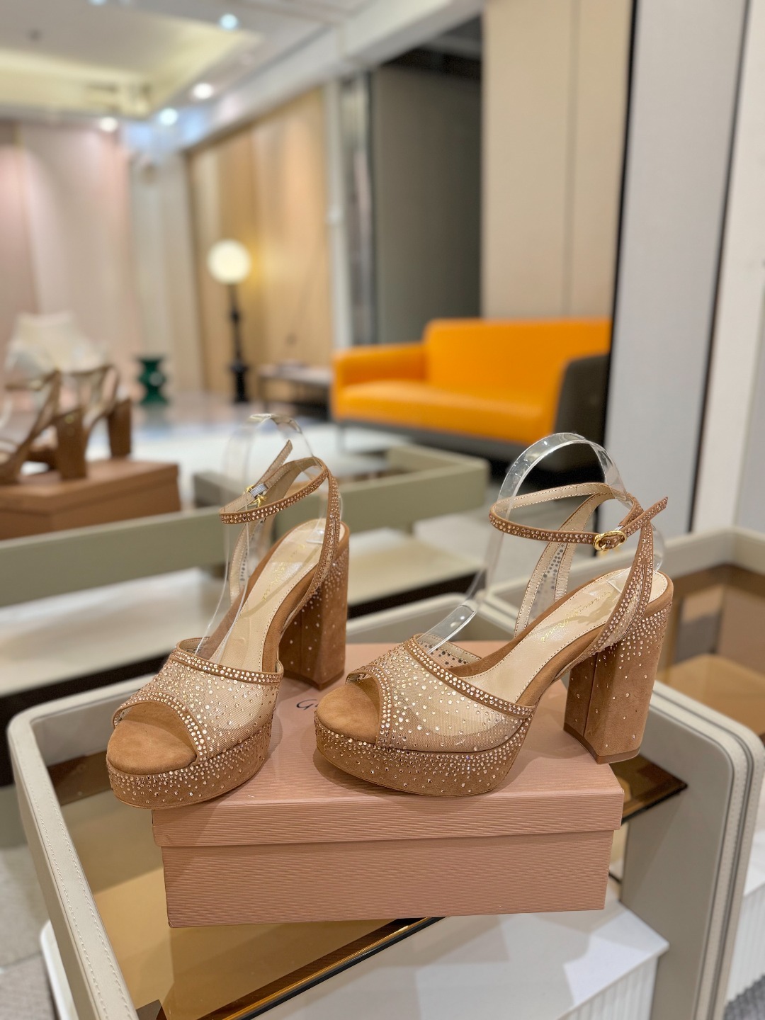 Gianvito Rossi 👠 2025凉鞋原版开发 顶级版本 代购品质👡这双高跟防水台水钻走秀凉鞋,