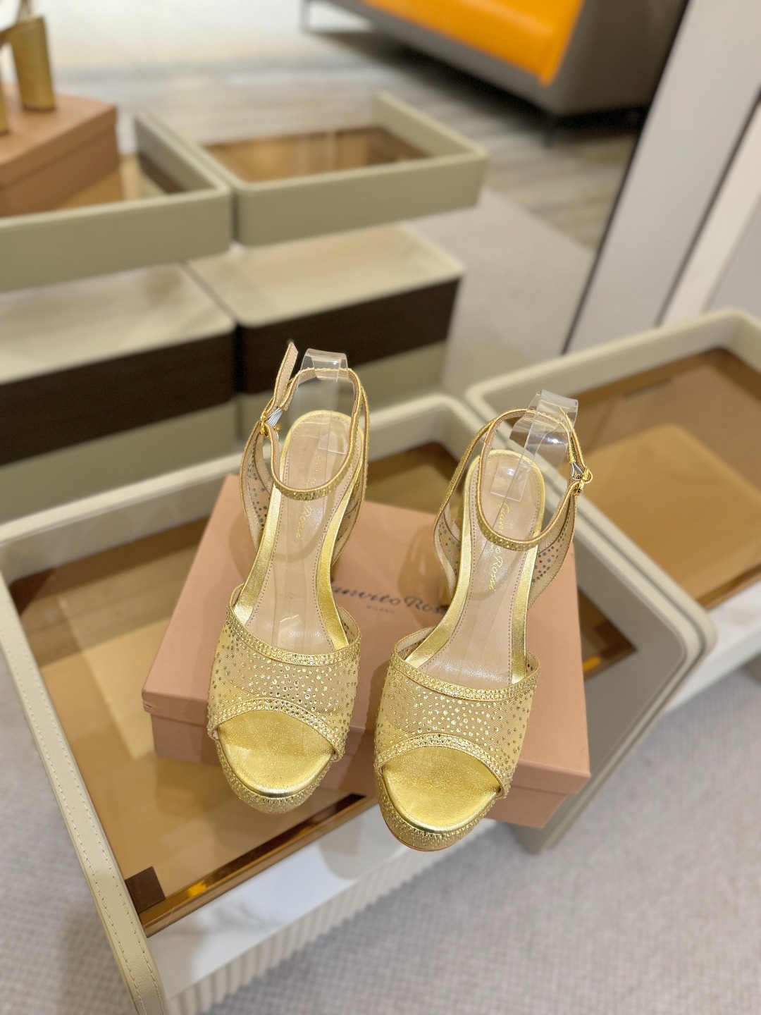 Gianvito Rossi 👠 2025凉鞋原版开发 顶级版本 代购品质👡这双高跟防水台水钻走秀凉鞋,