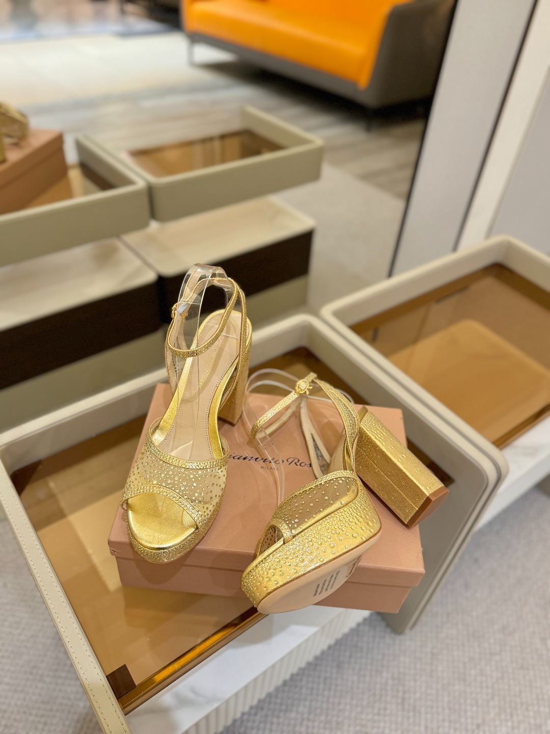 Gianvito Rossi 👠 2025凉鞋原版开发 顶级版本 代购品质👡这双高跟防水台水钻走秀凉鞋,