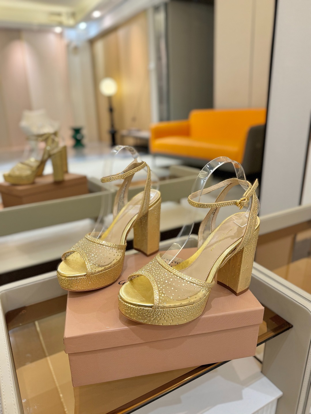 Gianvito Rossi 👠 2025凉鞋原版开发 顶级版本 代购品质👡这双高跟防水台水钻走秀凉鞋,